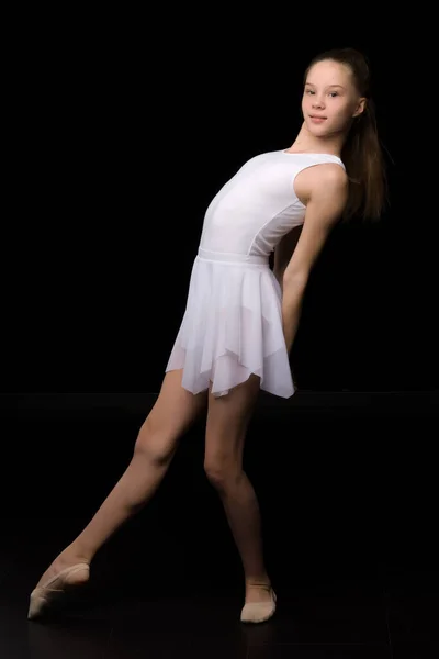 Retrato de comprimento total de uma menina ginasta encantadora em vestido elegante. — Fotografia de Stock