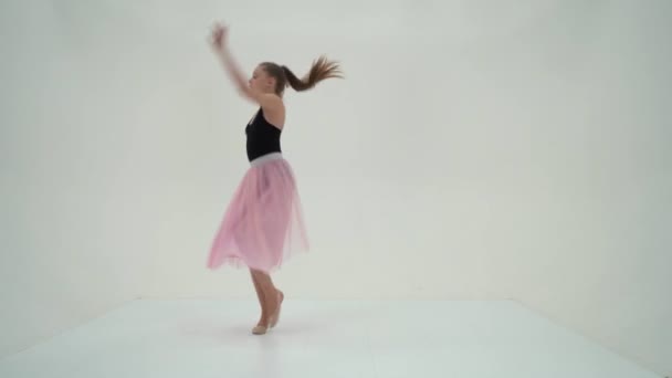 Gracioso Ginasta Menina Executando Ginástica Rítmica Exercício. — Vídeo de Stock