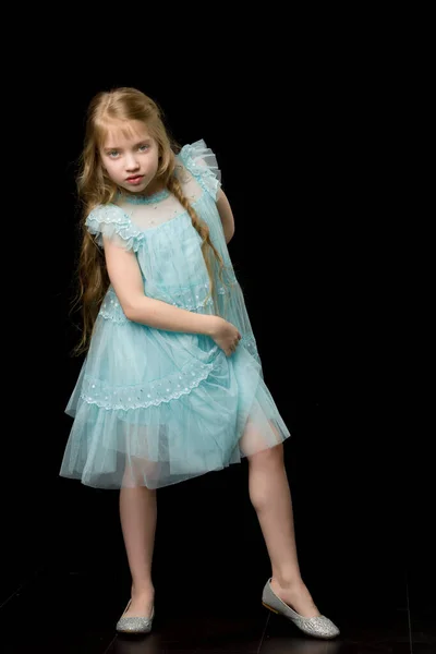 Uma menina alegre está dançando. O conceito de uma escola de dança. — Fotografia de Stock