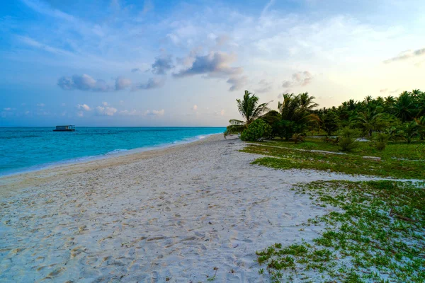 Vue de dessus de la belle plage. Drone aérien de la mer turquoise — Photo