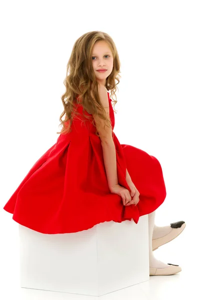 Linda menina loira em vestido vermelho posando na frente da câmera em Stuo. — Fotografia de Stock