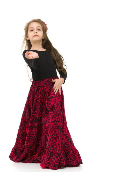 Красавица в черном и красном длинном платье танцует . — стоковое фото