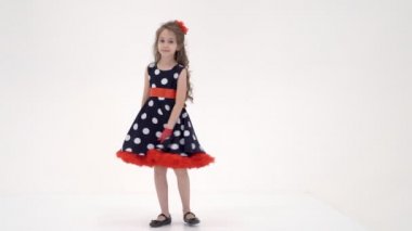 Moda Elbiseli Güzel Kız Kameraya Duruyor ve Gülümsüyor