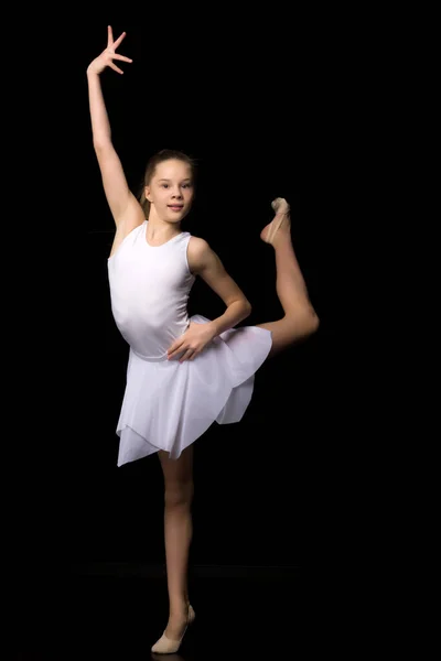 Retrato de comprimento total de uma menina ginasta encantadora em vestido elegante. — Fotografia de Stock