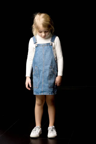キュートなブロンドの女の子立ち、見下ろしの完全な長さの肖像画. — ストック写真