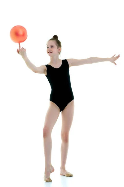 Chica gimnasta realiza ejercicios con la pelota. —  Fotos de Stock