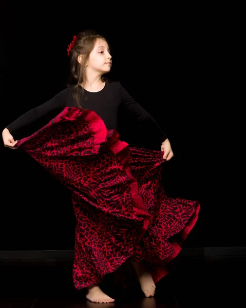 美丽的舞女，身穿黑色及红色长裙 — 图库照片