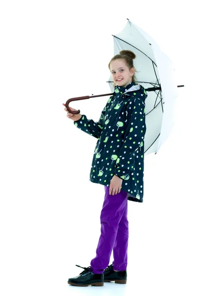 Nettes kleines Mädchen mit Regenschirm. Wettervorhersagekonzept. — Stockfoto