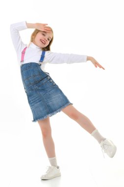 Neşeli küçük bir kız dans ediyor. Dans okulu kavramı..