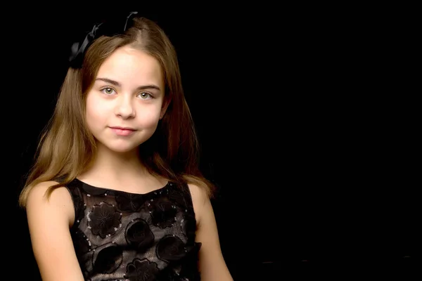 Close-up.Portret van een schattig klein meisje op een zwarte achtergrond. — Stockfoto