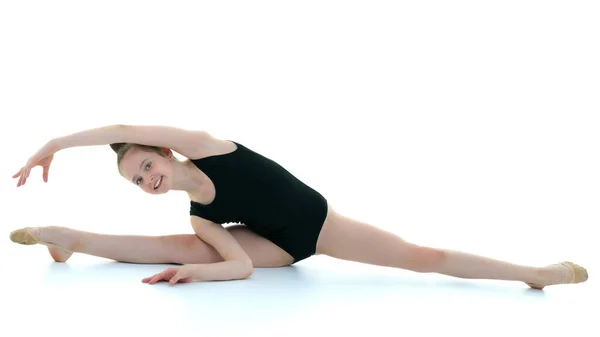 Дівчина гімнастка виконує вправи на шпальті . — стокове фото
