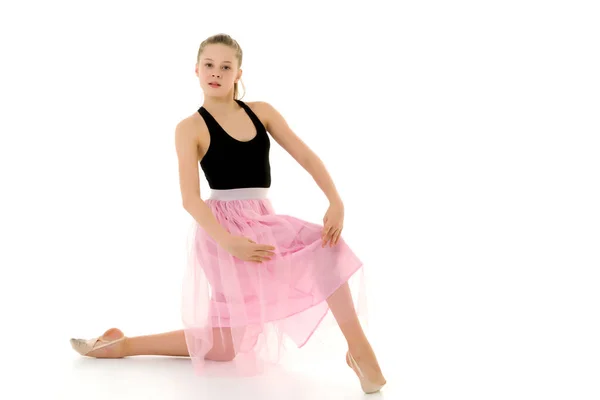 Blond meisje in stijlvolle tule jurk zitten op de vloer knuffelen haar knieën — Stockfoto