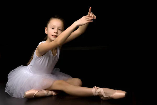 Прекрасна маленька балерина на чорному тлі. танцювальна концепція . — стокове фото