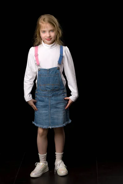 Dziewczynka w krótkiej sukience jeansowej. — Zdjęcie stockowe
