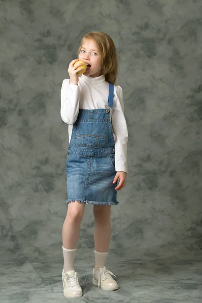 Kleines Mädchen mit Apfel.Studioporträt. — Stockfoto