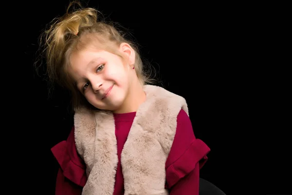 Närbild av söt leende blond flicka Posing på svart bakgrund. — Stockfoto