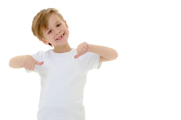 En liten pojke i en vit t-shirt pekar fingrarna på henne.. — Stockfoto