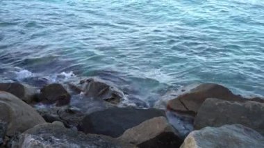 Tropik cennet, sahil, beyaz kum ve bulutlu mavi gökyüzü..