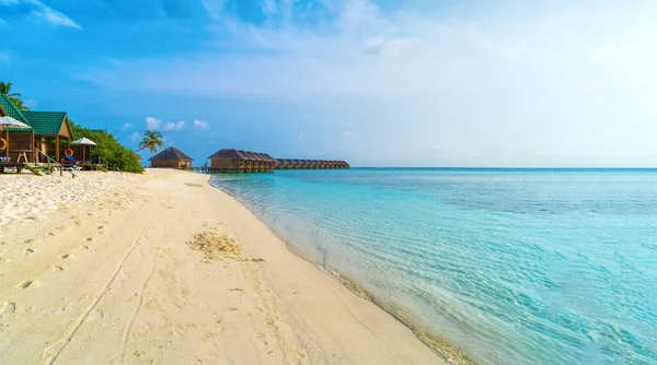 Widok z góry pięknej plaży. Strzał drona lotniczego turkusowej wody morskiej na plaży - miejsce na tekst. Plaża na Morzu Karaibskim z turkusową wodą i dużym widokiem z powietrza. Cancun plaża widok z lotu ptaka. — Zdjęcie stockowe