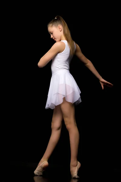 Retrato de longitud completa de una encantadora chica gimnasta en vestido elegante. —  Fotos de Stock