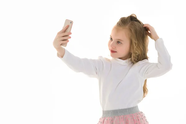 A menina está usando um celular. O conceito de pessoas e tecnologia. — Fotografia de Stock