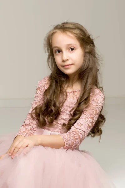 Charmerende lille pige i en meget smuk kjole. Nærbillede. - Stock-foto