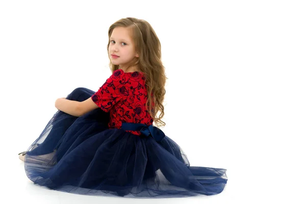 Menina loira em elegante vestido Tulle Sentado no chão — Fotografia de Stock