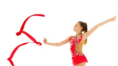 Kız jimnastikçi alıştırmaları bant ile yapıyor.