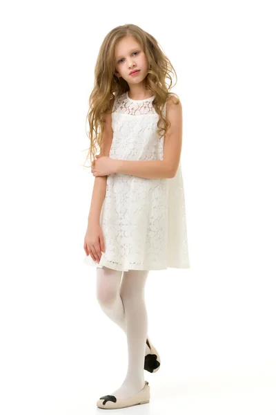 Teljes test hossza portré gyönyörű lány fehér csipke ruha — Stock Fotó