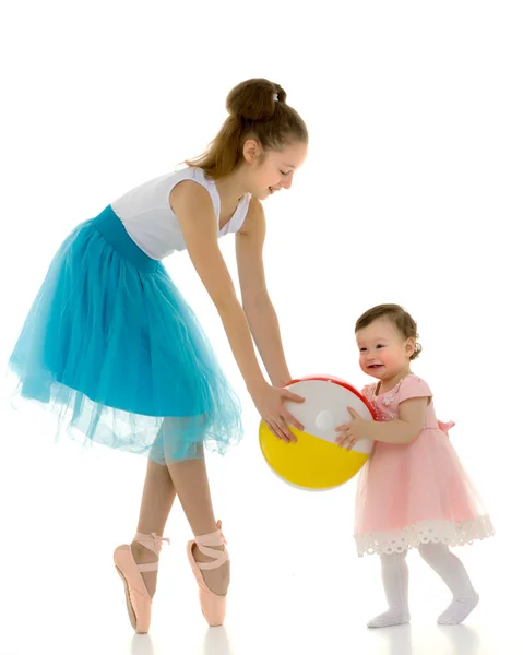 優雅なバレリーナ遊びボールとともに愛らしい笑顔幼児の女の子. — ストック写真