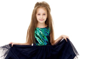 Stüdyoda beyaz arka planda poz veren küçük kız..