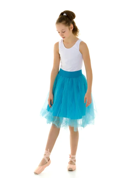 Beyaz arka planda dans eden etekli ve sivri uçlu ayakkabılı şirin küçük bir kız.. — Stok fotoğraf