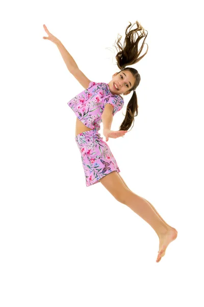 小女孩跳得很开心。好心情的概念，暑假. — 图库照片