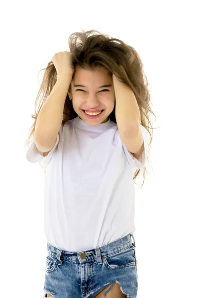 Kleines Mädchen mit weißem T-Shirt für Werbung. — Stockfoto