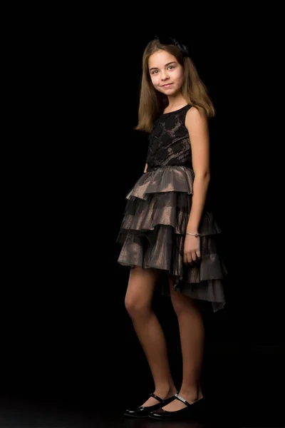 Красива молода дівчина-підліток студія фото на чорному фоні — стокове фото