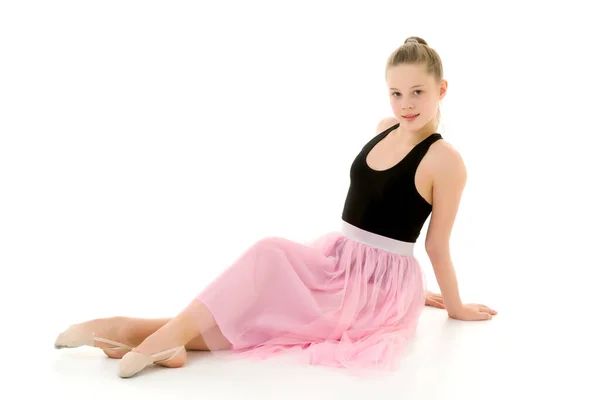 Blondýny dívka ve stylovém Tulle šaty sedí na podlaze — Stock fotografie