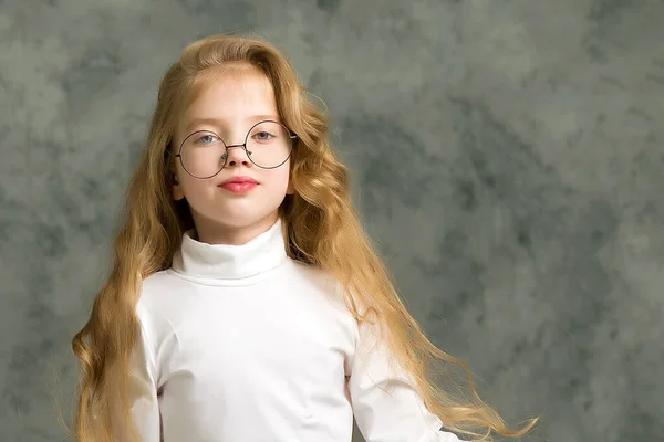 美しいです小さな女の子で大きな丸メガネ. — ストック写真
