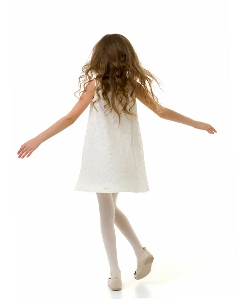 Ritka kilátás a hosszú hajú lány visel gyönyörű fehér csipke Dres — Stock Fotó