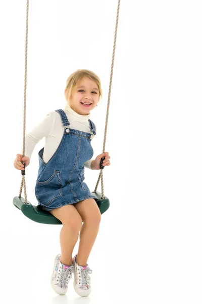 Full Length Shot of Cute Happy Girl sentado na corda Swing — Fotografia de Stock