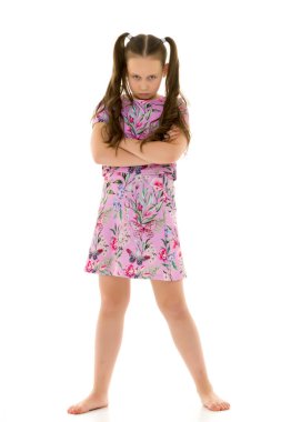 Küçük kız düşünüyor. Beyaz arka planda..