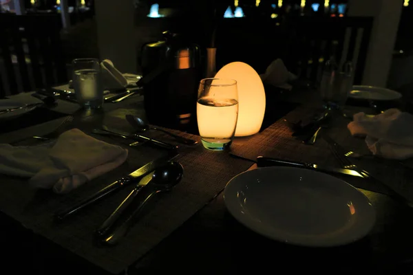Романтична обідня обстановка, прикраса свічкою, сутінки. Вибірковий фокус . — стокове фото