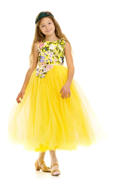 Uzun, zarif bir prenses elbisesi içinde küçük bir kız.. — Stok fotoğraf
