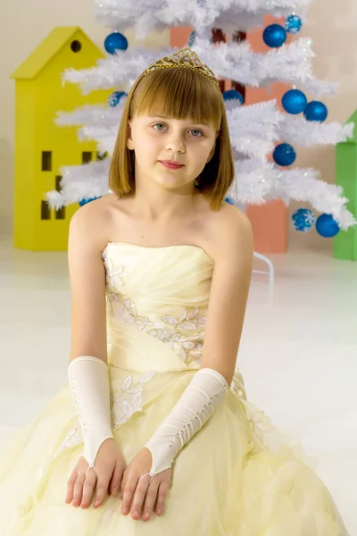 Beautiful little girl is sitting on the white staircase. — Stock Photo, Image