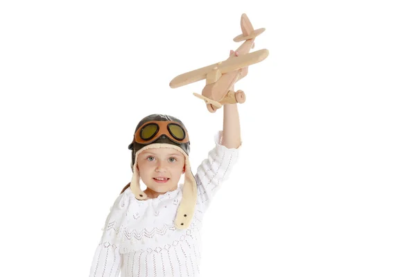 Bambina con un aereo di legno in mano. — Foto Stock