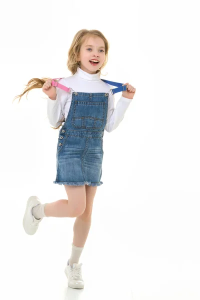 Une petite fille joyeuse danse Le concept d'une école de danse. — Photo