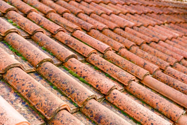 Gammal Terracotta Väderbeklädda takpannor Textur, Classic Style Roof — Stockfoto