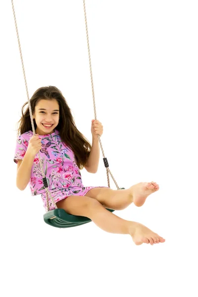 Bela adolescente menina da escola balançando em um balanço. Conceito férias de verão. — Fotografia de Stock