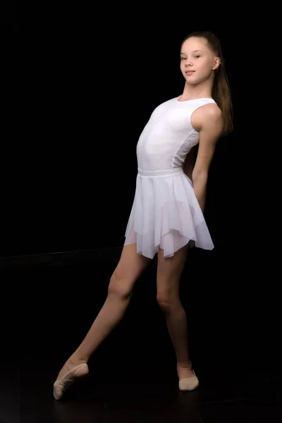 Retrato de comprimento total de uma menina ginasta encantadora em vestido elegante. — Fotografia de Stock