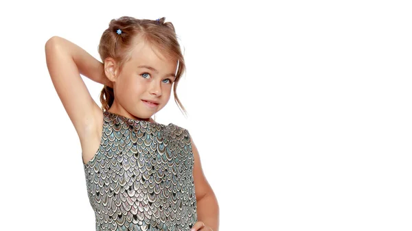 Красивая маленькая девочка выпрямляет волосы на голове. — стоковое фото