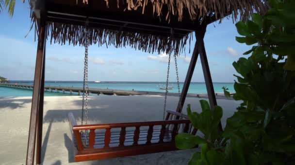 Banc balançoire en bois sur la plage de sable dans Tropical Resort — Video